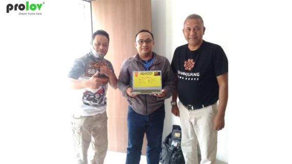 Kak Santo Mendapatkan Notebook dari Cihanjuang Town House