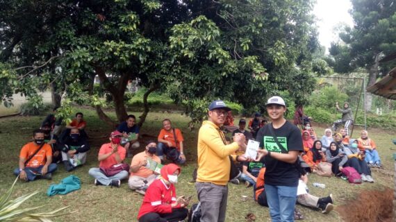 Kak Budi Mendapatkan Handphone dari 8Park Soreang
