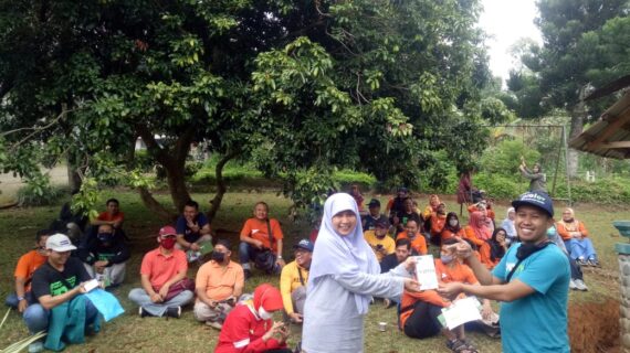 Kak Agustin Mendapatkan Handphone dari 8Park Soreang