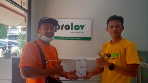 Kak Toga Mendapatkan Handphone dari Galery 8 Park Soreang