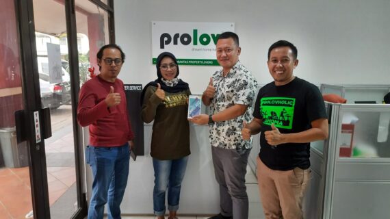 Kak Titin Yusa Mendapatkan Handphone  dari Butik Buahbatu