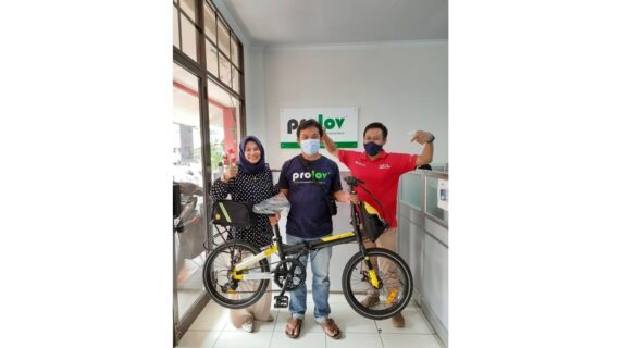 Kak Aziz Mendapatkan 1 Sepeda Lipat dari Mekarsari Eco Living