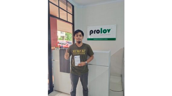 Kak Asep Amo Mendapatkan 1 Unit Handphone dari Mekarsari Eco Living