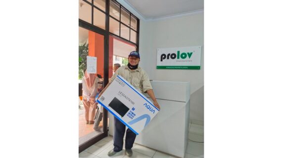 Kak Adyarso Mendapatkan 1 Unit TV dari Mekarsari Eco Living