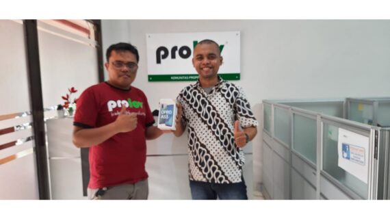 Kak Handoko Mendapatkan 1 Unit Handphone dari Buahbatu Village
