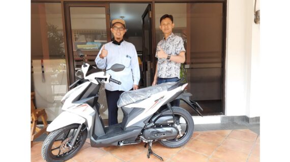Kak Adang Mendapatkan 1 Unit Motor dari Butik Buahbatu
