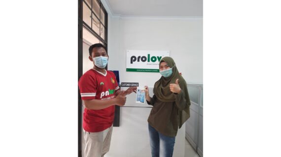 Kak Assadulloh Mendapatkan Handphone dari Butik Cihanjuang