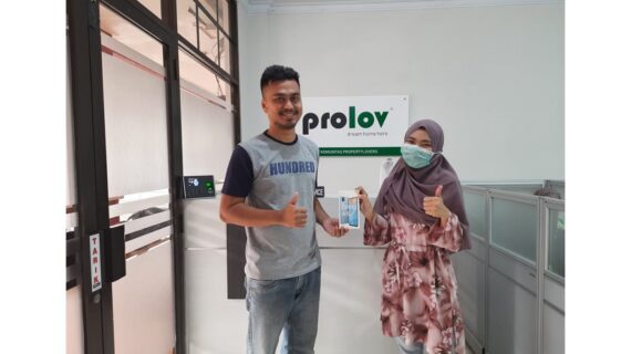 Kak Tri Mendapatkan Handphone dari Butik Buahbatu