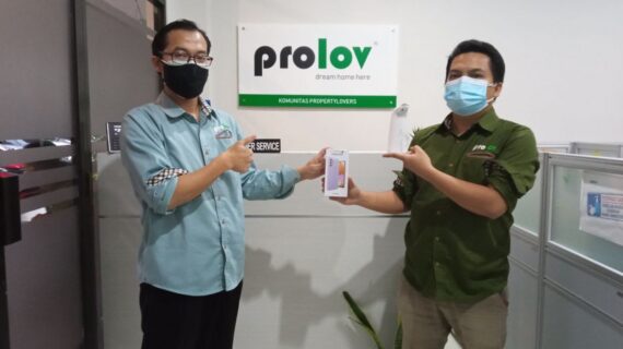 Kak Ilmi Mendapatkan Smartphone dari Mekarsari Eco Living