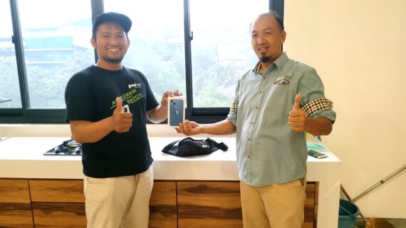 Kak Asadulloh Mendapatkan 1 Iphone dari Perumahan Patio Verde Bandung